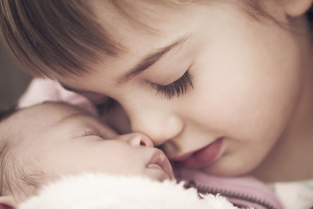 La increíble fotografía de una niña de 8 años asistiendo en el nacimiento de su hermanita