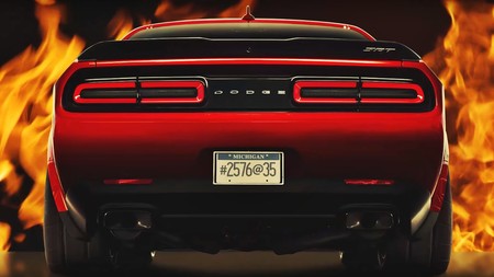 Mucho más bruto y más ligero, el Dodge Challenger SRT Demon empieza a dejarse ver con estos teaser