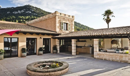 Sonrisa es el sugerente nombre de una villa mallorquina que mezcla la tradición del exterior con otros estilos en el interior