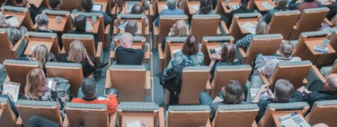 Jeff Bezos contrariando as lições de Zuckerberg: ele usa a si mesmo como exemplo e acredita que a universidade foi fundamental para o sucesso da Amazon 