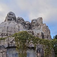 Japón tiene su propio oeste americano con animatrónicos de John Wayne. Así fue el desastre millonario de parque temático que hoy es una ciudad fantasma