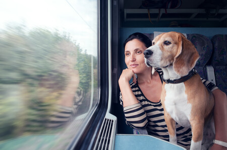 Un perro viajando en tren junto a su tutora