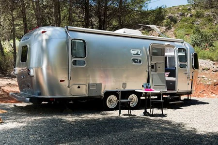 Con Airbnb puedes hacer "Glamping" alojándote en una Airstream o caravana de diseño y disfrutar de la naturaleza