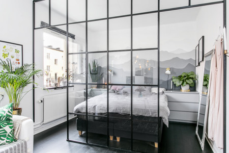 Un apartamento con una pared de cristal para separar estancias ... Cocina separada salon cristal