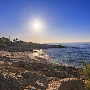 El pueblo de Castellón que es mucho más que playa: manantiales en la arena, un castillo templario y rutas entre acantilados 