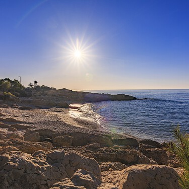 El pueblo de Castellón que es mucho más que playa: manantiales en la arena, un castillo templario y rutas entre acantilados