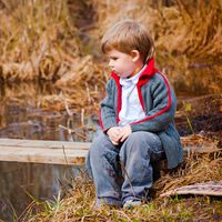 Niños que desconfían mucho de los demás: por qué ocurre y cómo ayudarles