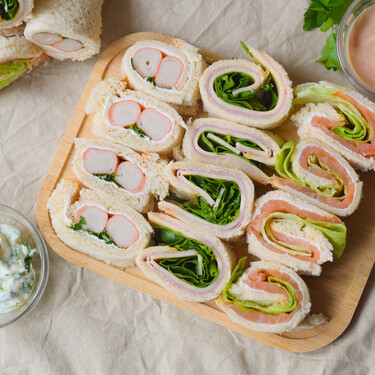 Rollitos de pan de molde, una receta de picoteo para una cena fácil y divertida