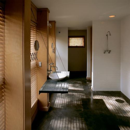 Puertas abiertas. Una encimera de baño suspendida