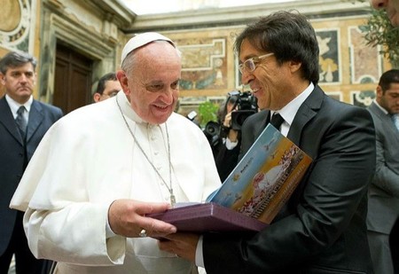 Aula365 ha hecho entrega del ejemplar construido en la comunidad educativa al Papa Francisco en el Vaticano