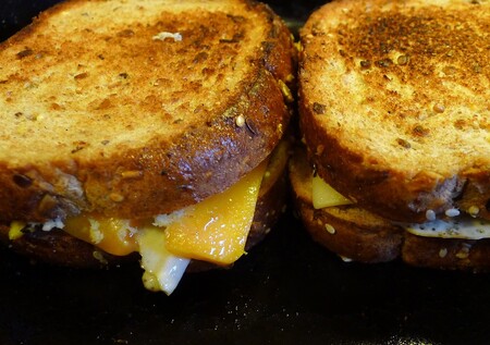 Esta es la forma idónea de derretir el queso sobre una tostada de pan, según Royal Society of Chemistry