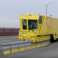 Esta máquina no pone las calles, pero casi: crea y deshace carriles a su antojo