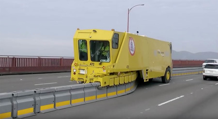 Esta máquina no pone las calles, pero casi: crea y deshace carriles a su antojo