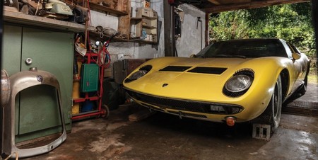 A subasta un Lamborghini Miura hallado en un granero, con solo 30 mil kilómetros en el odómetro