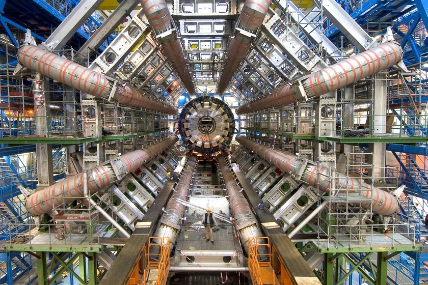 Estas son las tres razones por las que el astrofísico Martin Rees, profesor en Cambridge, cree que el CERN podría destruir la Tierra