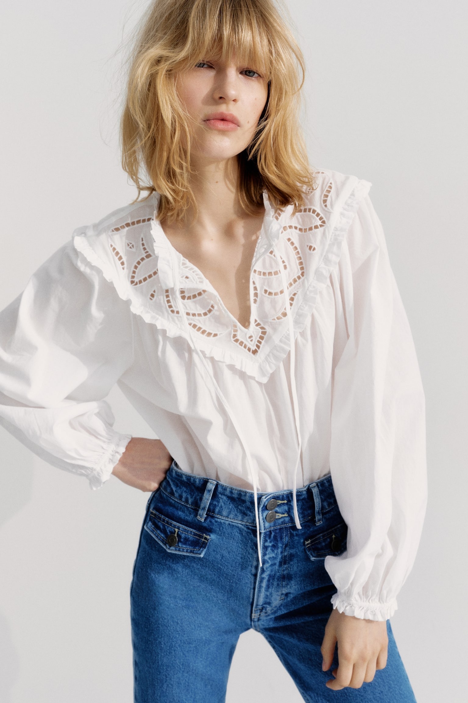 Blusa con bordado inglés