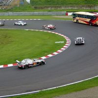 Las carreras se ven mejor desde dentro, y si lo haces desde un autobús en pista ni te cuento