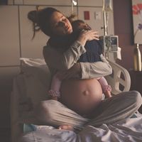 La emotiva foto de una madre abrazando a su hija antes de darle la bienvenida a un nuevo bebé