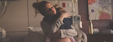 La emotiva foto de una madre abrazando a su hija antes de darle la bienvenida a un nuevo bebé