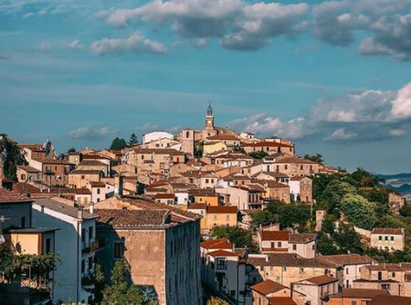 Un pueblo medieval italiano, vende sus casas a partir de un euro a quien quiera mudarse allí