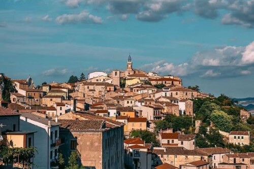 Un pueblo medieval italiano vende sus casas a partir de un euro a quien quiera mudarse allí
