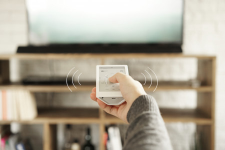 Sony HUIS, un mando a distancia universal con pantalla táctil de tinta electrónica
