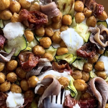 Esta ensalada de calabacín y garbanzos es el plato completo perfecto para tus comidas saludables