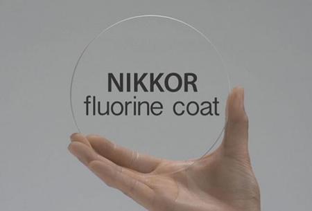 Estas son las diferencias entre las lentes de fluorita y la cobertura de flúor de Nikon
