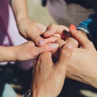 Dona flor e seus quatro maridos: candidato tailandês quer liberar o casamento entre uma mulher e quatro homens 