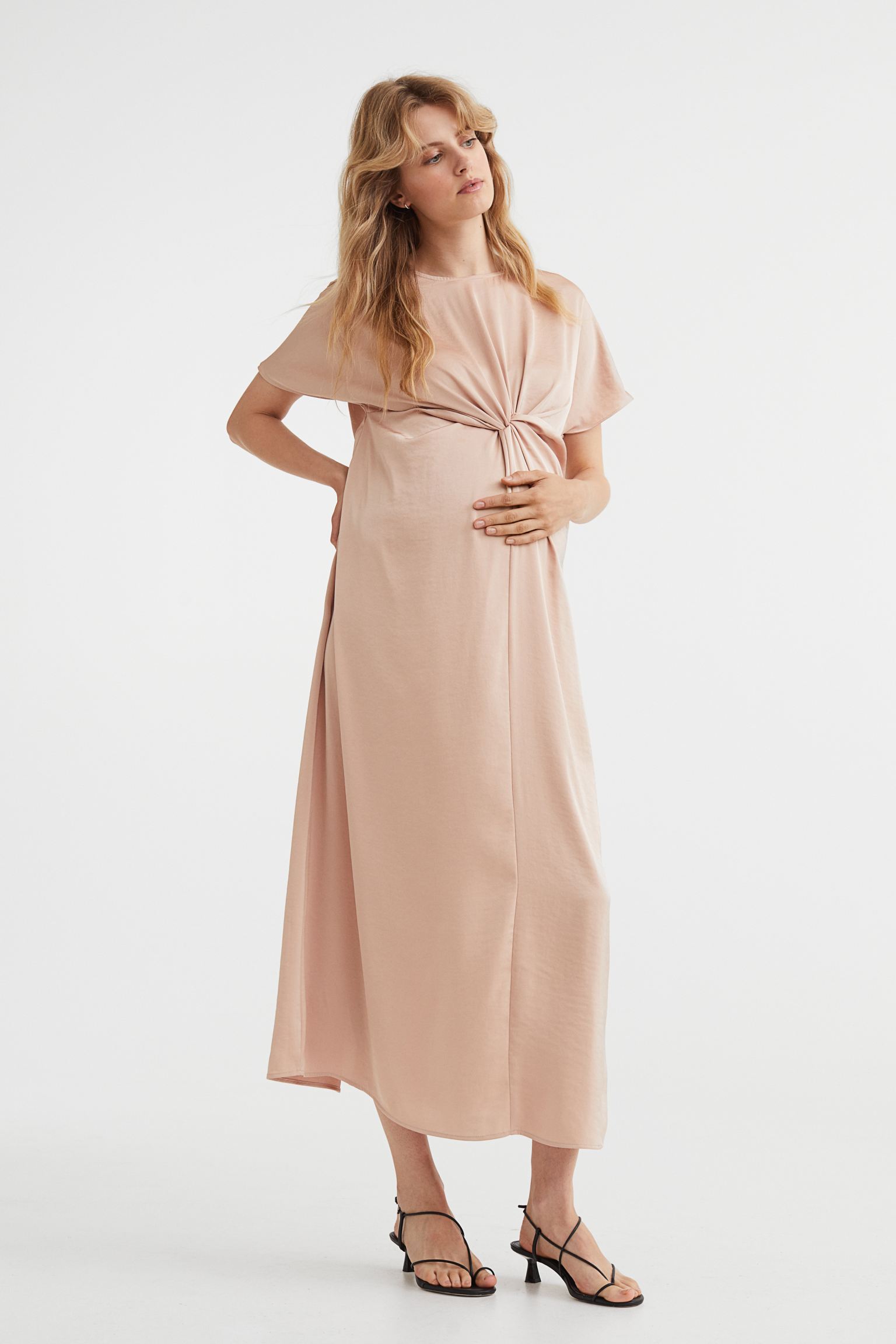 Vestido de satén con nudo decorativo