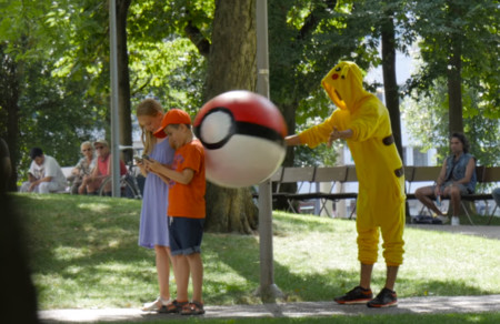 Cuatro suizos vestidos de Pikachu trolean a los jugadores de Pokémon GO