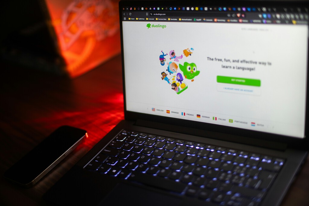 El CEO de Duolingo presumió de su apuesta por la "IA primero" sobre los trabajadores. Ha tenido que pedir perdón muchas veces