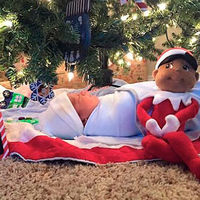 Unos padres sorprenden a sus tres hijas con un regalo muy especial debajo del árbol de Navidad: un bebé adoptado