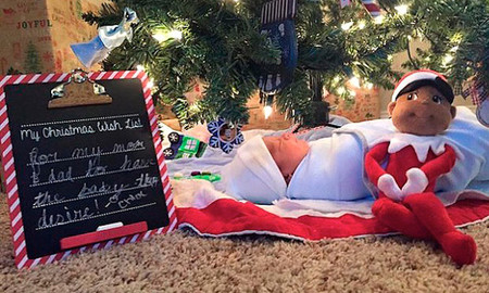 Unos padres sorprenden a sus tres hijas con un regalo muy especial debajo del árbol de Navidad: un bebé adoptado