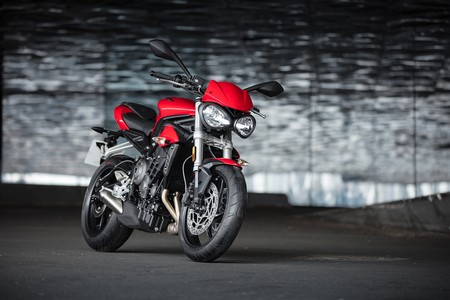Si tienes el carnet A2, atento: La Triumph Street Triple S A2 rebaja su precio a sólo 7.995 euros