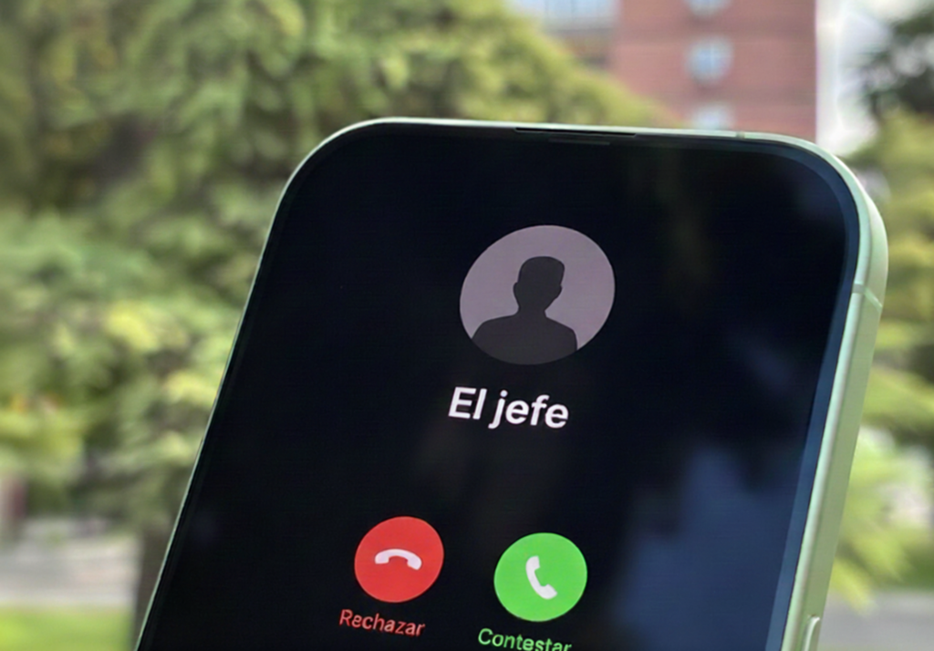 Tu jefe puede saltarse tu derecho a la desconexión digital y obligarte a contestar un WhatsApp. La razón está en tu nómina