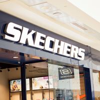 Skechers tiene las zapatillas perfectas para salir a caminar en verano porque son comodísimas y están a mitad de precio 