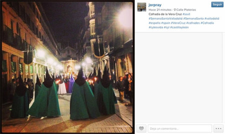 La Semana Santa pasa por el móvil y las redes sociales: la imagen de la semana