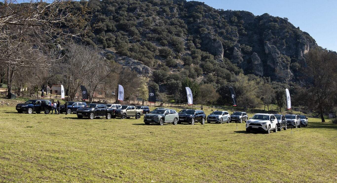 Probamos la gama 4x4 de Toyota: del RAV4 más accesible al imparable Land Cuiser, y con la Hilux de Isidre Esteve como guinda del pastel