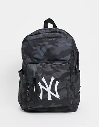Mochila verde con motivo de camuflaje y logo de New Era