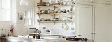 Adiós a los azulejos en la cocina de toda la vida: esta es la nueva tendencia minimalista para renovar el suelo sin obras en 2026