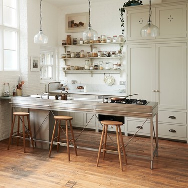 Adiós a los azulejos en la cocina de toda la vida: esta es la nueva tendencia minimalista para renovar el suelo sin obras en 2026