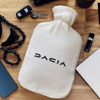 Dacia trolea a BMW: regala bolsas de agua para calentar los asientos y reírse del equipamiento por suscripción