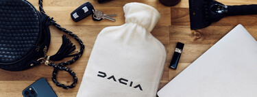 Dacia trolea a BMW: regala bolsas de agua para calentar los asientos y reírse del equipamiento por suscripción