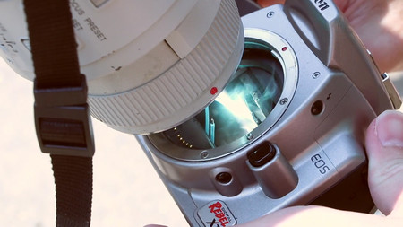 Esto es lo que puede pasarle a tu cámara si intentas fotografiar un eclipse solar sin utilizar el filtro adecuado