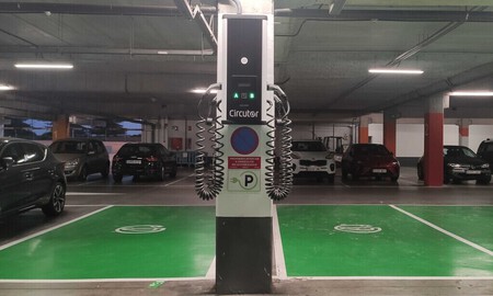 Parking con plazas con cargadores para coches eléctricos y PHEV