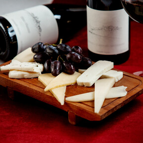 Con vinos, queso y miel este estuche gourmet por poco más de 54 euros no dejará indiferente