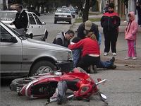 Distracciones y conducción: diferencias entre coches y motos