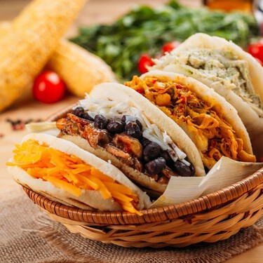 Arepas, el plato típico de Venezuela y Colombia: cómo hacerlas y cuáles son los mejores rellenos