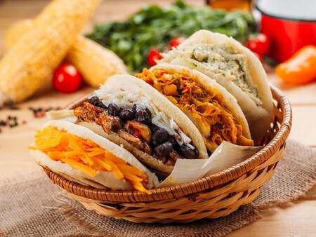 Arepas, el plato típico de Venezuela y Colombia: cómo hacerlas y cuáles son los mejores rellenos